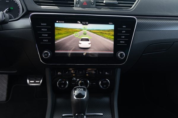Skoda Superb Sportline iV 218CP 2021 - Image 18