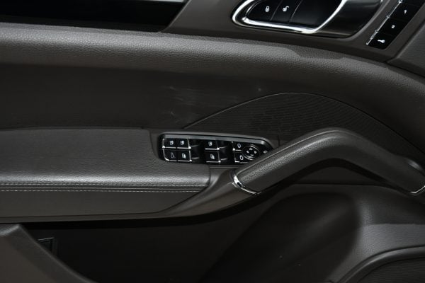 Porsche Cayenne 3.0L 262CP 2017 + €1000 POCKET MONEY - Image 30