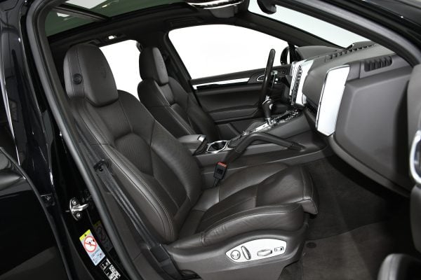 Porsche Cayenne 3.0L 262CP 2017 + €1000 POCKET MONEY - Image 9