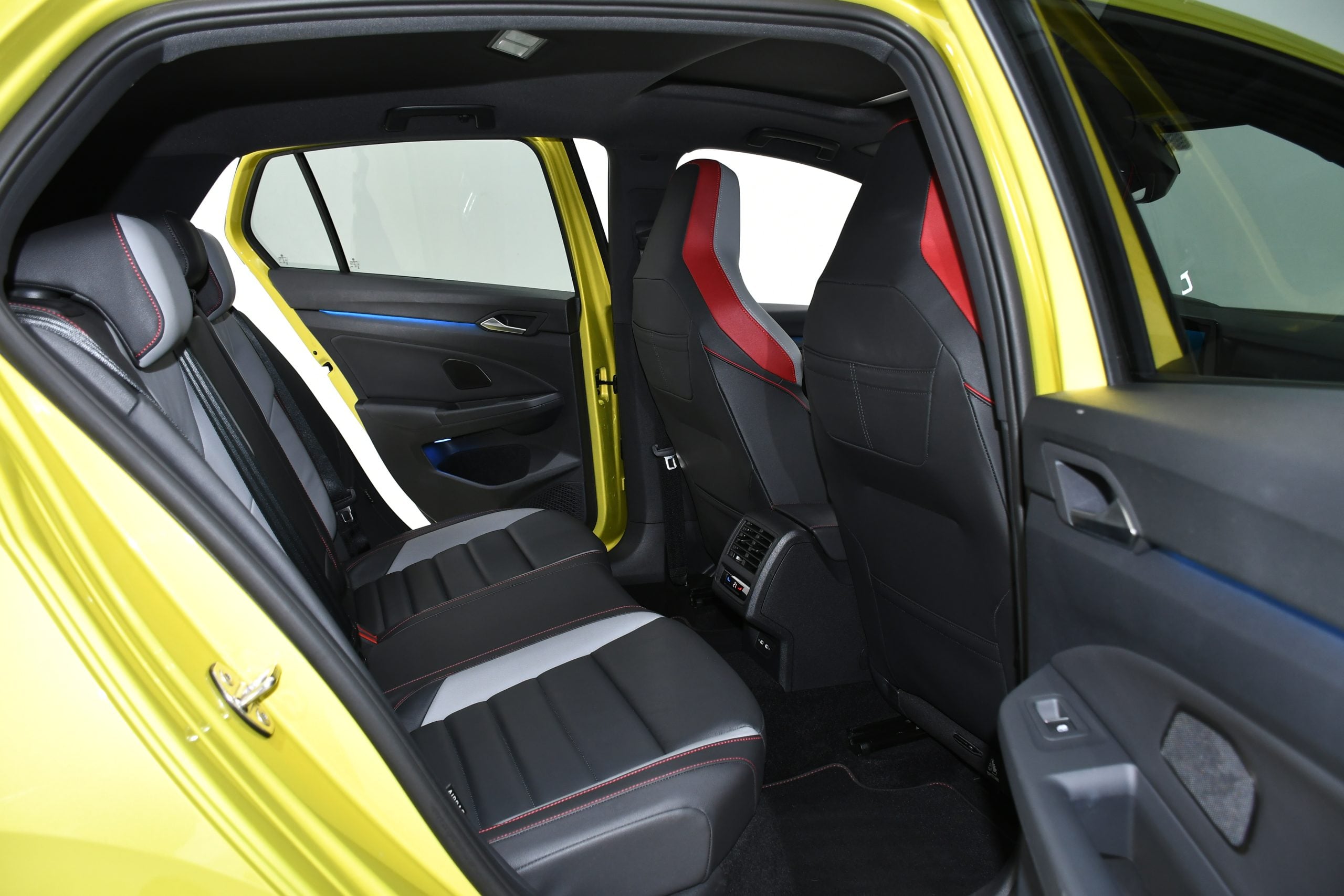 VW GOLF 8 GTI (300 HP) 2022 + €1000 POCKET MONEY - Image 12